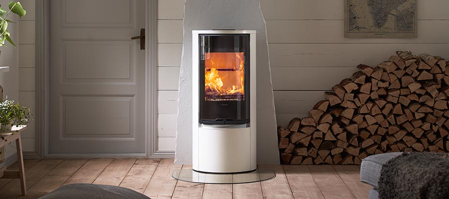 Contura brændeovn i hvid, placeret i stue